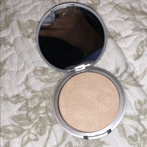 theBalm Mary-Lou Manizer highlighter